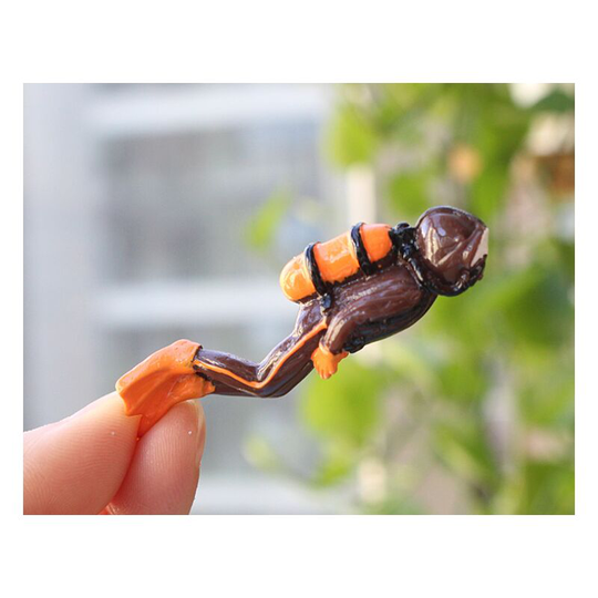 Treasure Hunter Figurine - Aquarium Decoration Accessory brown