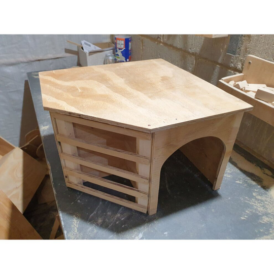 (Unpainted) Rabbits corner shelter with built in hay rack