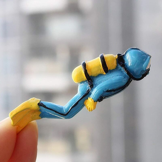 Perle Raregb - Treasure Hunter Figurine - Blue Aquarium Decoration Accessory